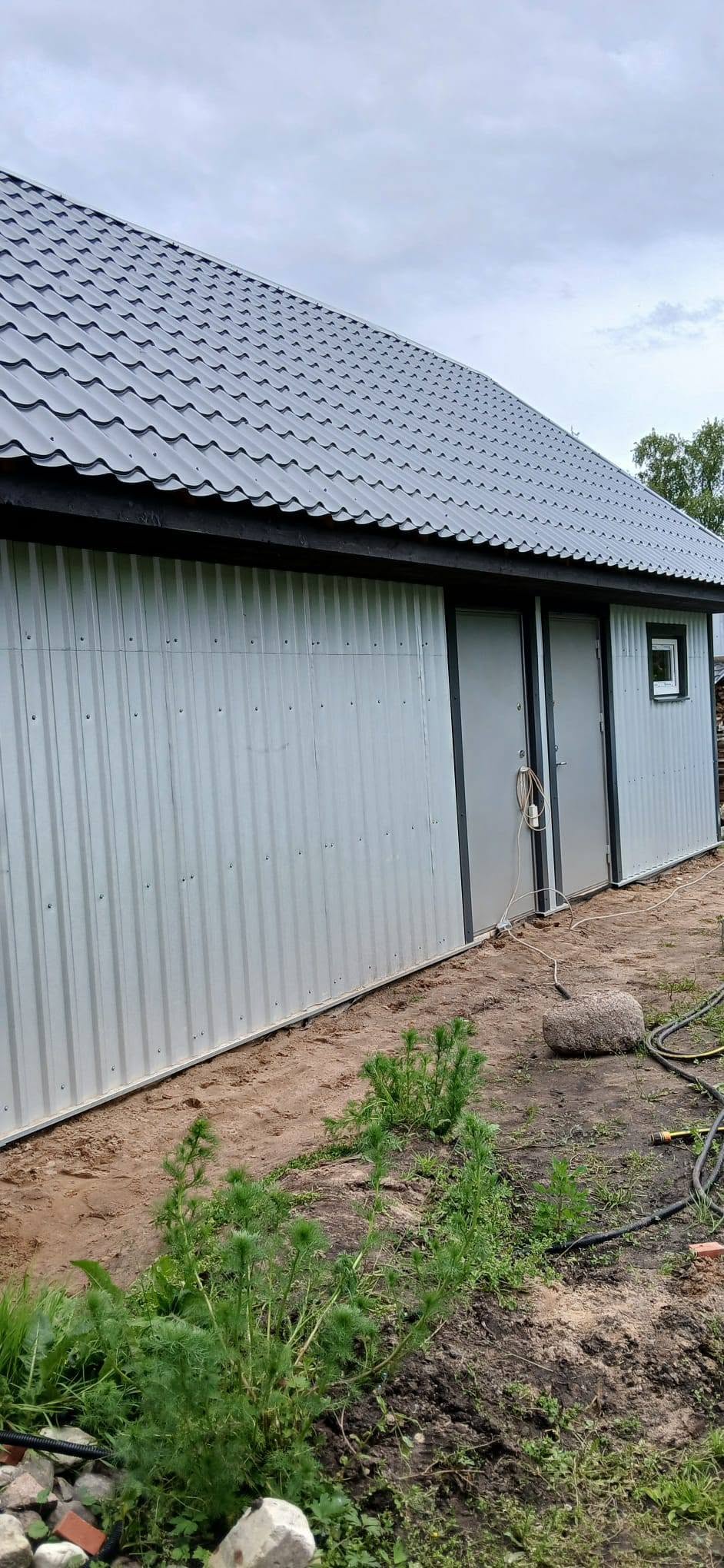 Valminud metallkatte ja viilkatusega abihoone